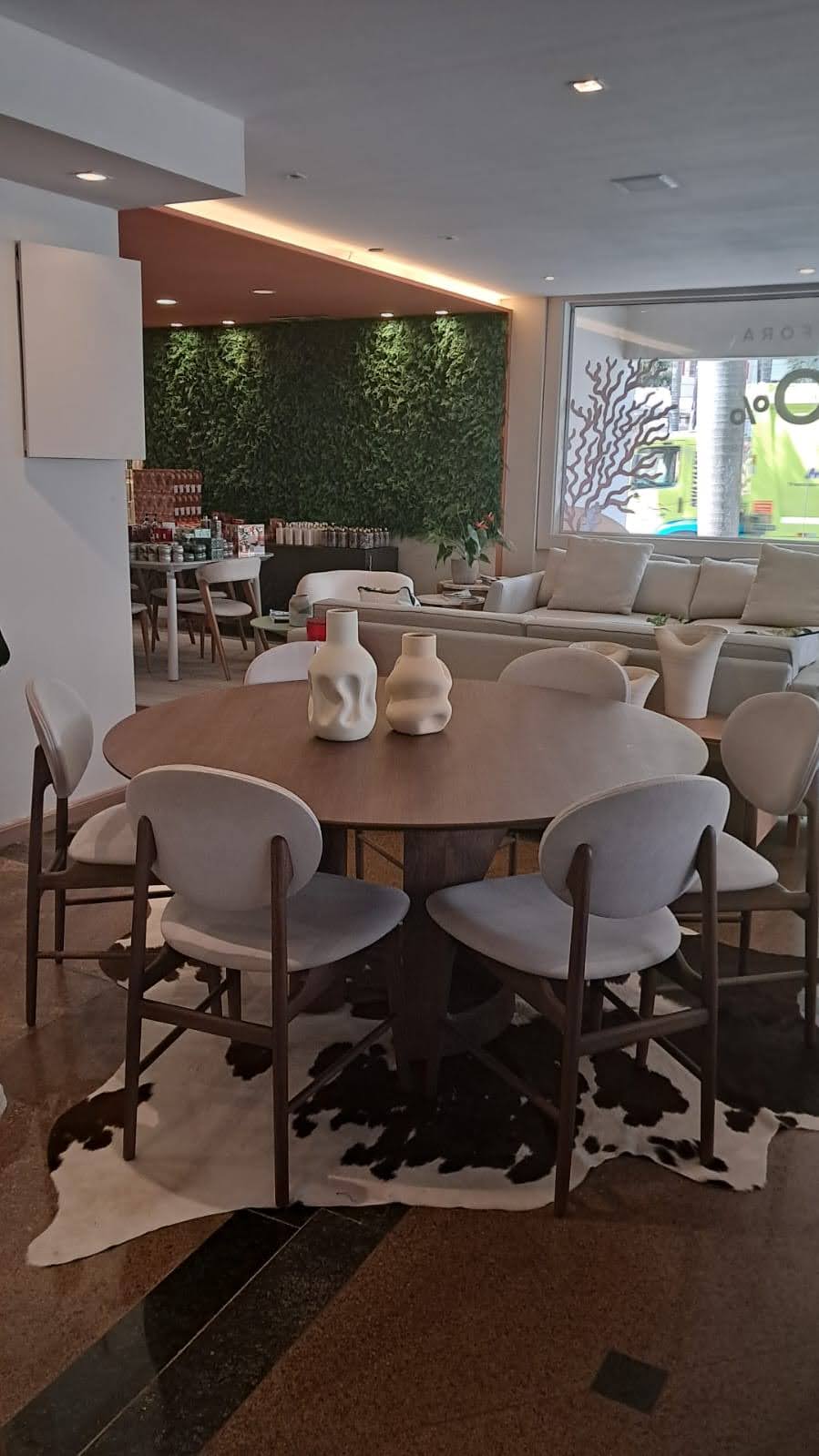 Mesa redonda de jantar em nogueira